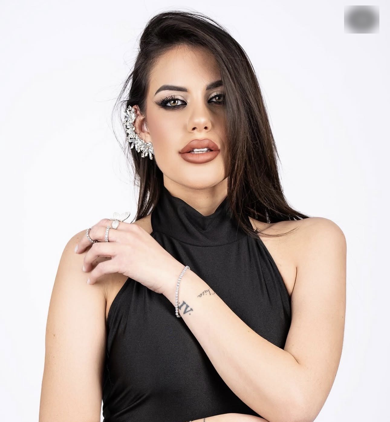 Make-up glam serale con eyeliner grafico